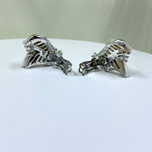 Mid Century Arthur Pepper Signed Vintage White Acrylic Abstract Clip On Earrings - Picture 11 of 12